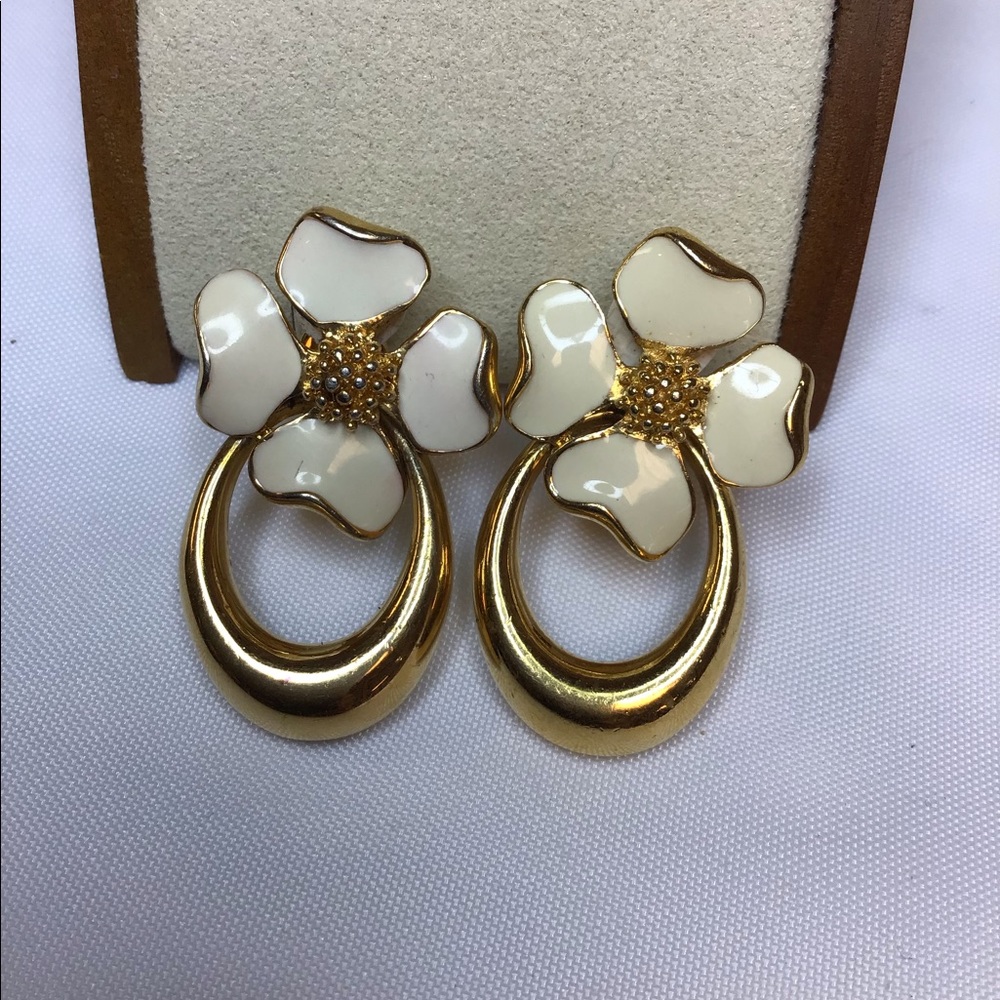 VINTAGE ENAMEL FLOWER CLIP ON EARRINGS